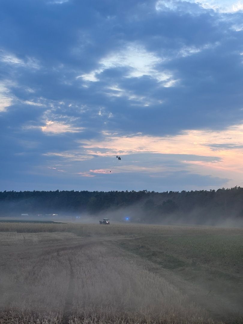 Der Polizeihubschrauber unterstützt bei den Löscharbeiten