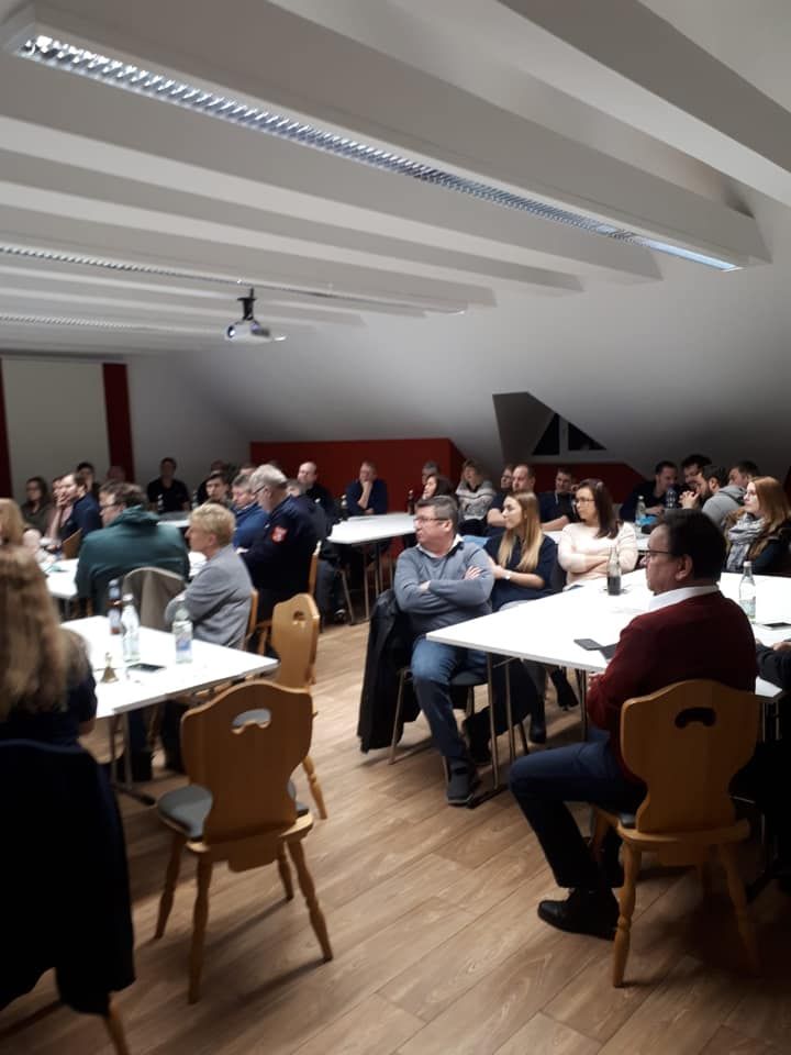 Erstes Treffen der Teams