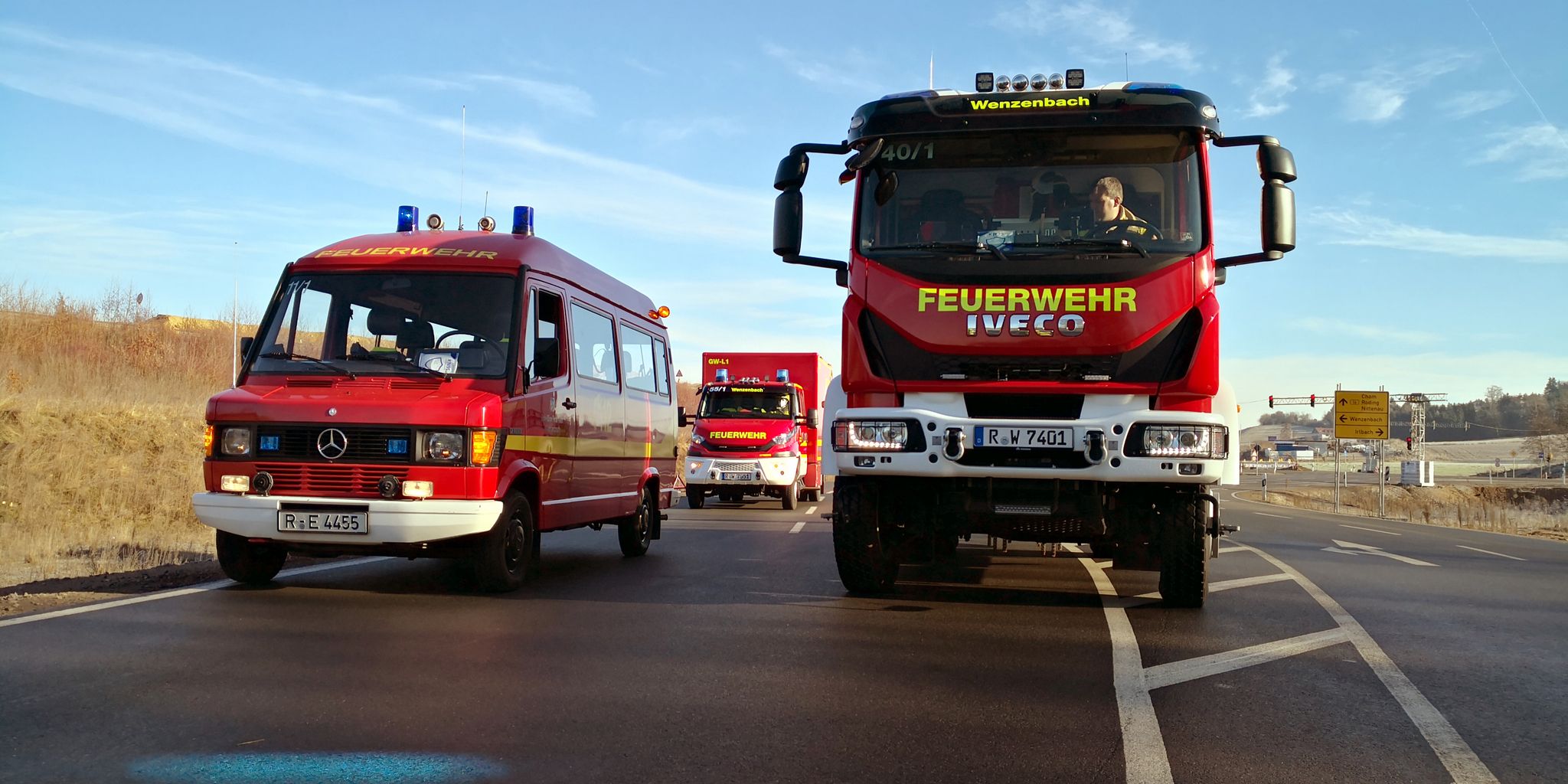 Fahrzeuge im Einsatz auf der B16 Baustelle